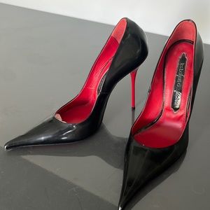 Les Baisers Des Étoiles Black w/ Red Heels